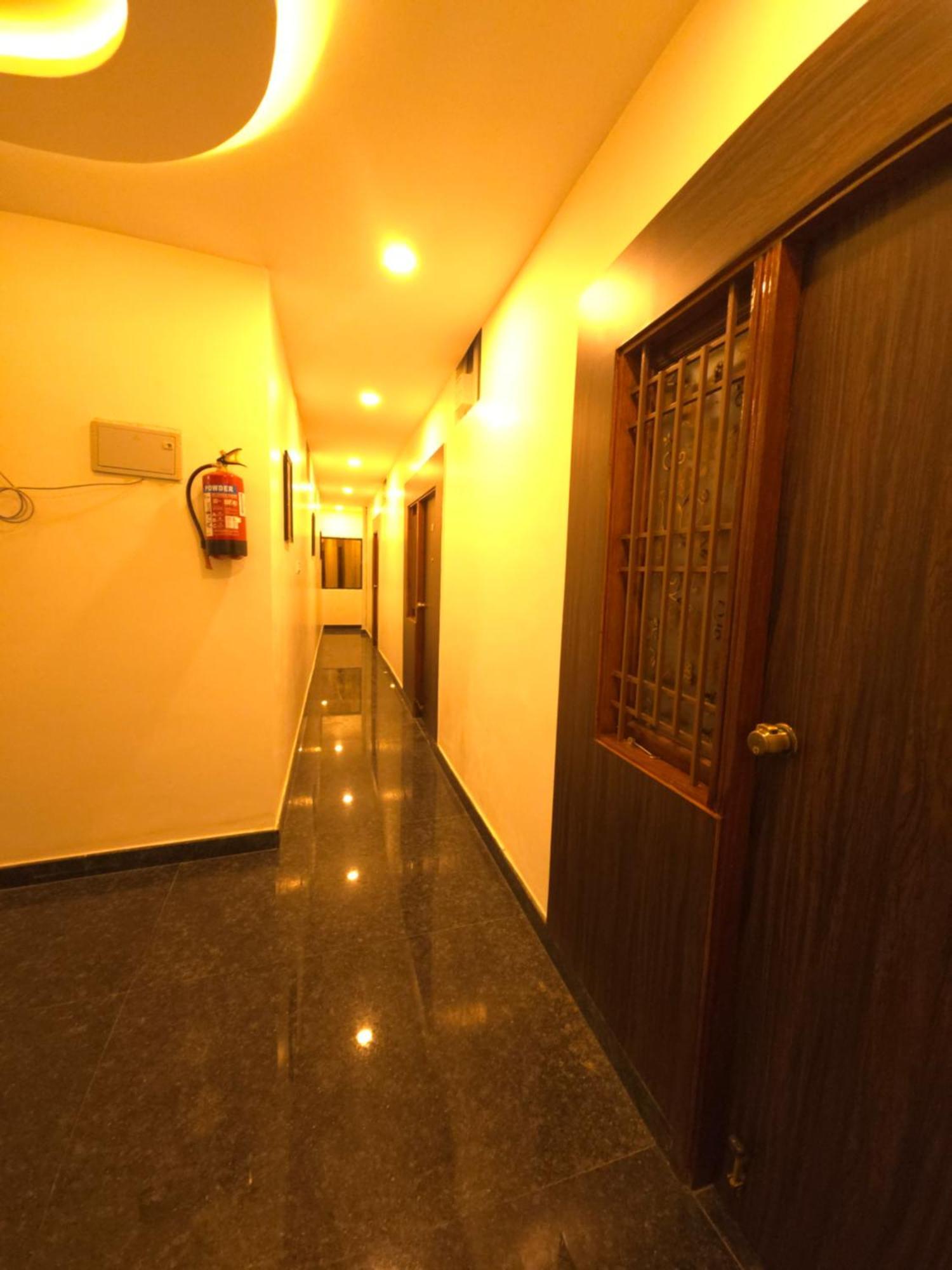 ホテル Shreem Sesha Sai Residency Tiruvannāmalai エクステリア 写真
